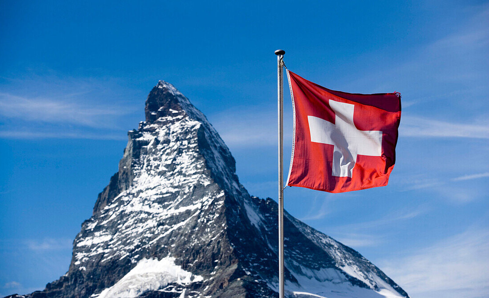 Drapeau suisse avec le Cervin en arrière-plan