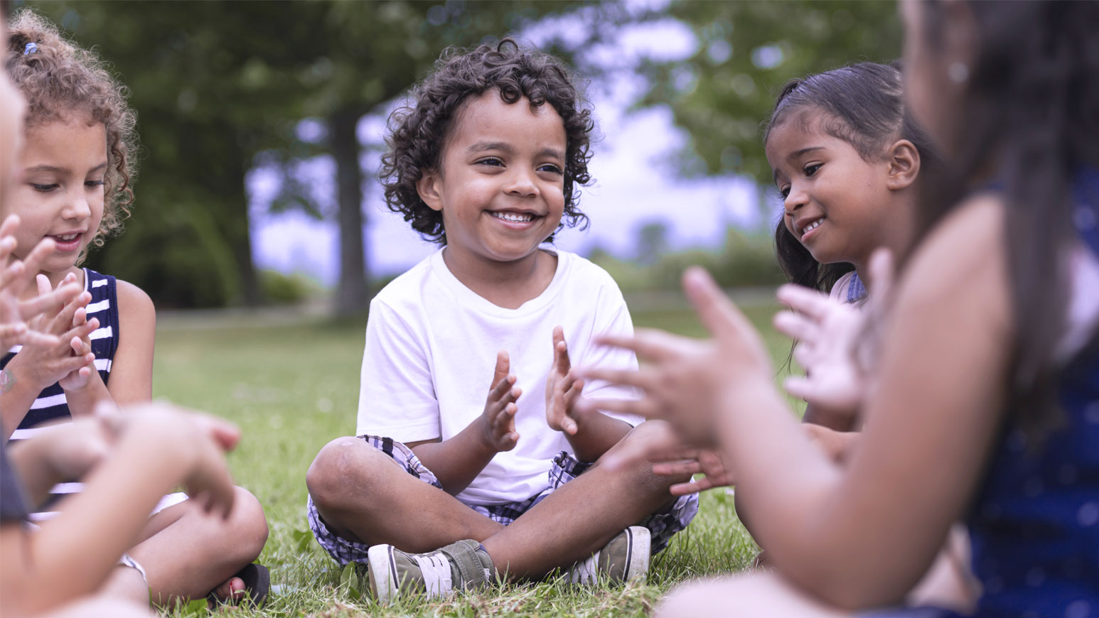 Un groupe d'enfants joue