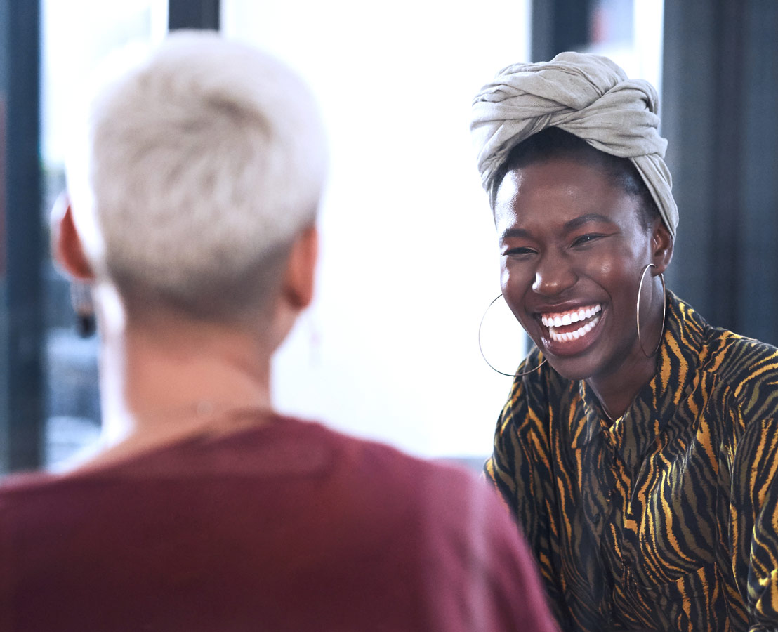 Deux personnes discutent