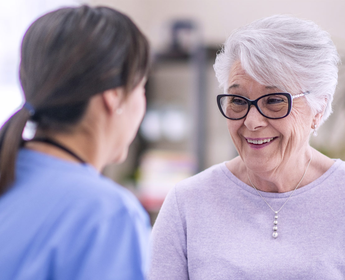 Deux personnes discut