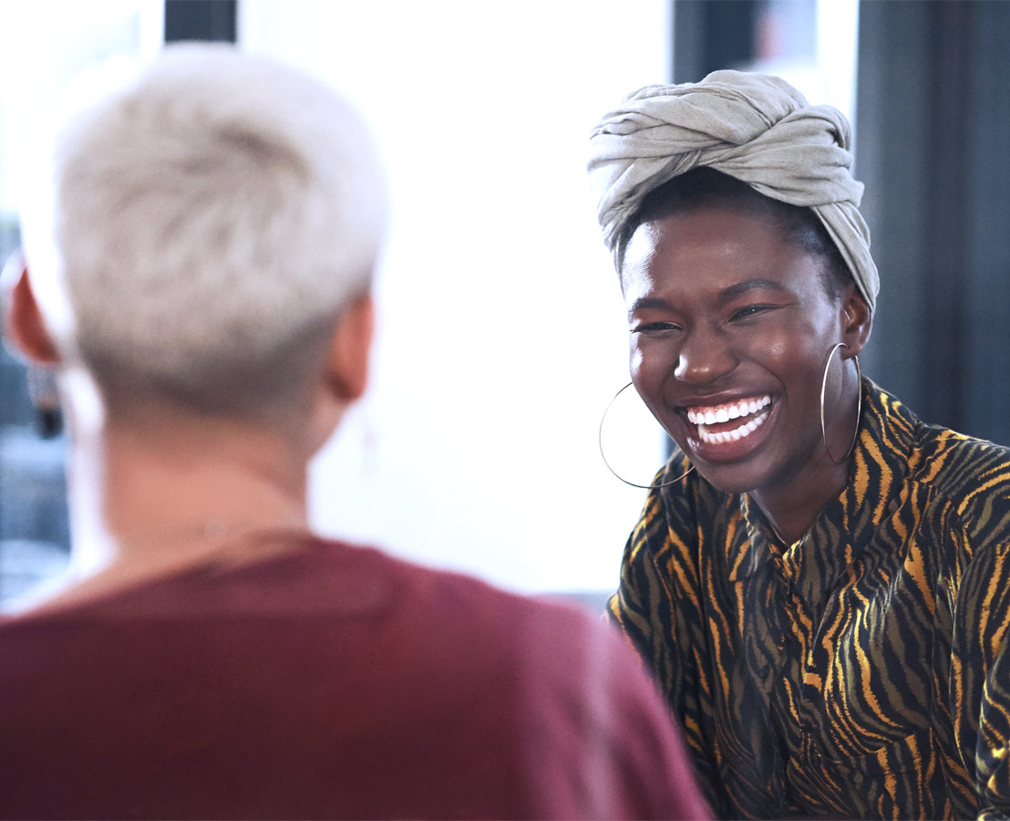 Zwei Personen unterhalten sich