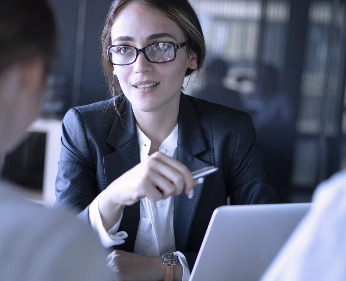 Une femme, elle doit représenter une cliente