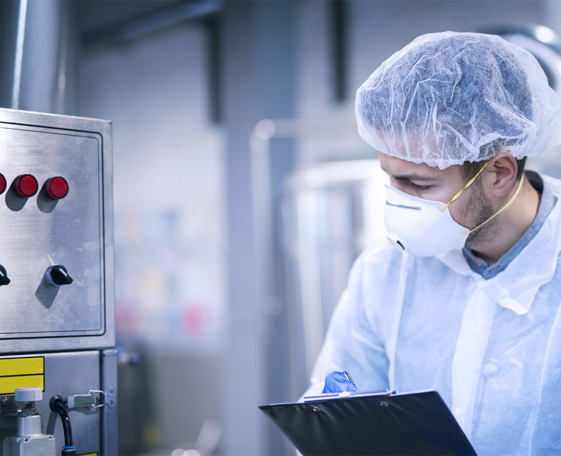 Ein Mann in einem Labor