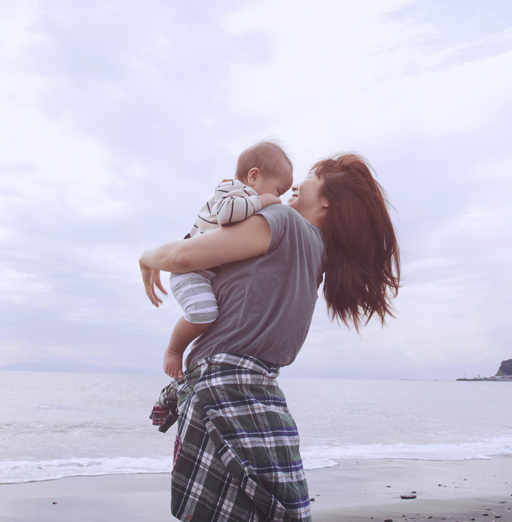 Une femme tient un enfant